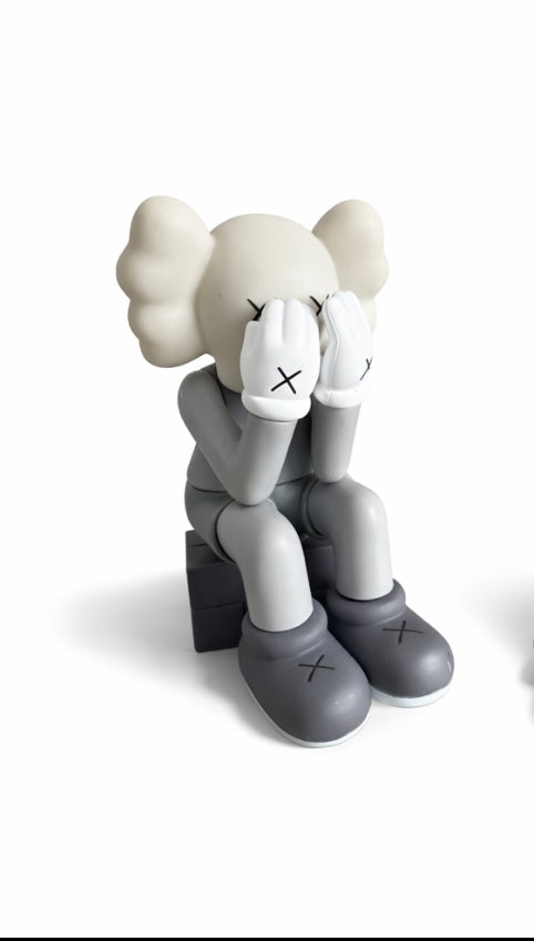 Фигурка KAWS Passing Through